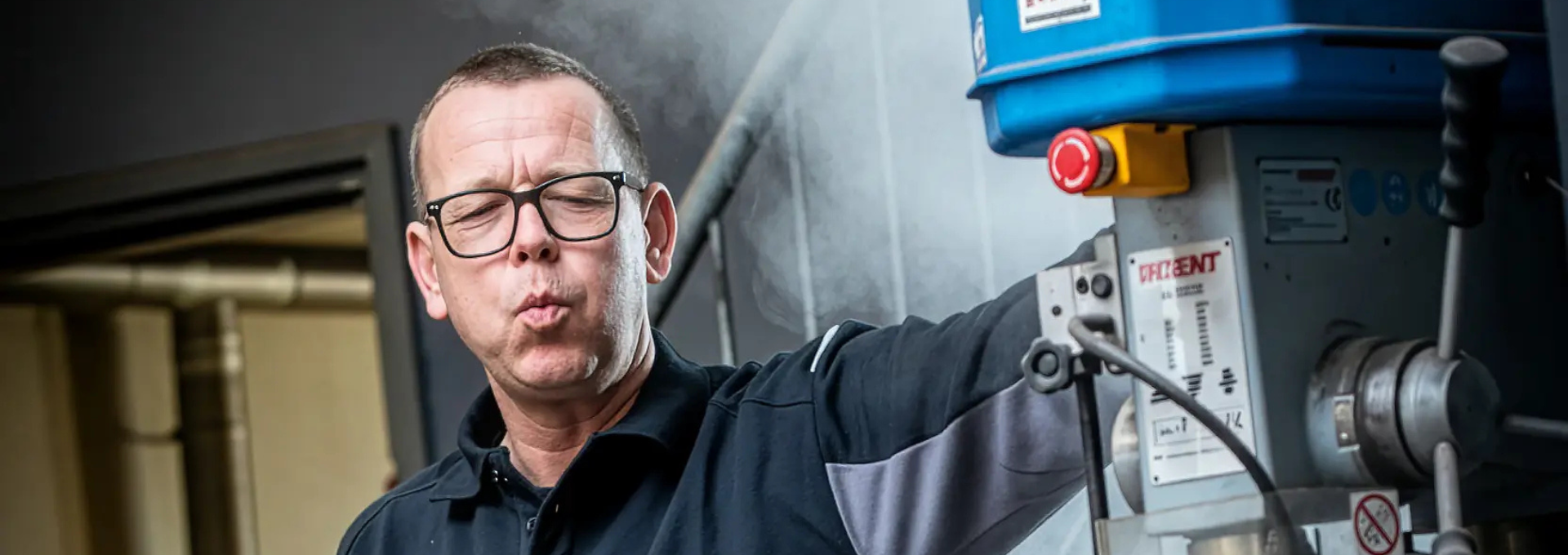 Fluitend Werk - Bij de Technische Dienst gaan ze fluitend naar hun werk. Het werk biedt afwisseling, een hecht team en een goede balans in werk en privé. Geen ploegendienst en weekend werk.